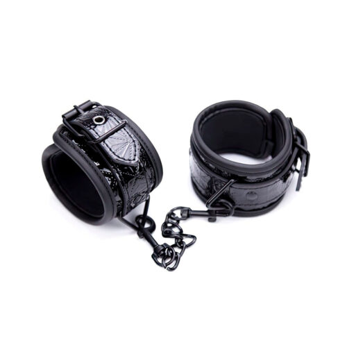 Luxury Fetish Algema em Vinil com Corrente e Fivelas Vip Mix